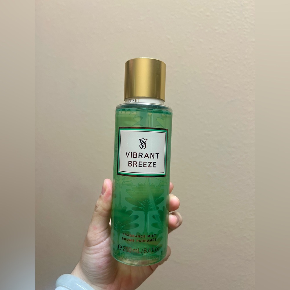 VICTORIA’S SECRET VIBRANT BREEZE MIST